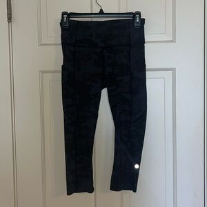 Lululemon Fast and Free 19” Capri ~ Black Camo ~ Size 6